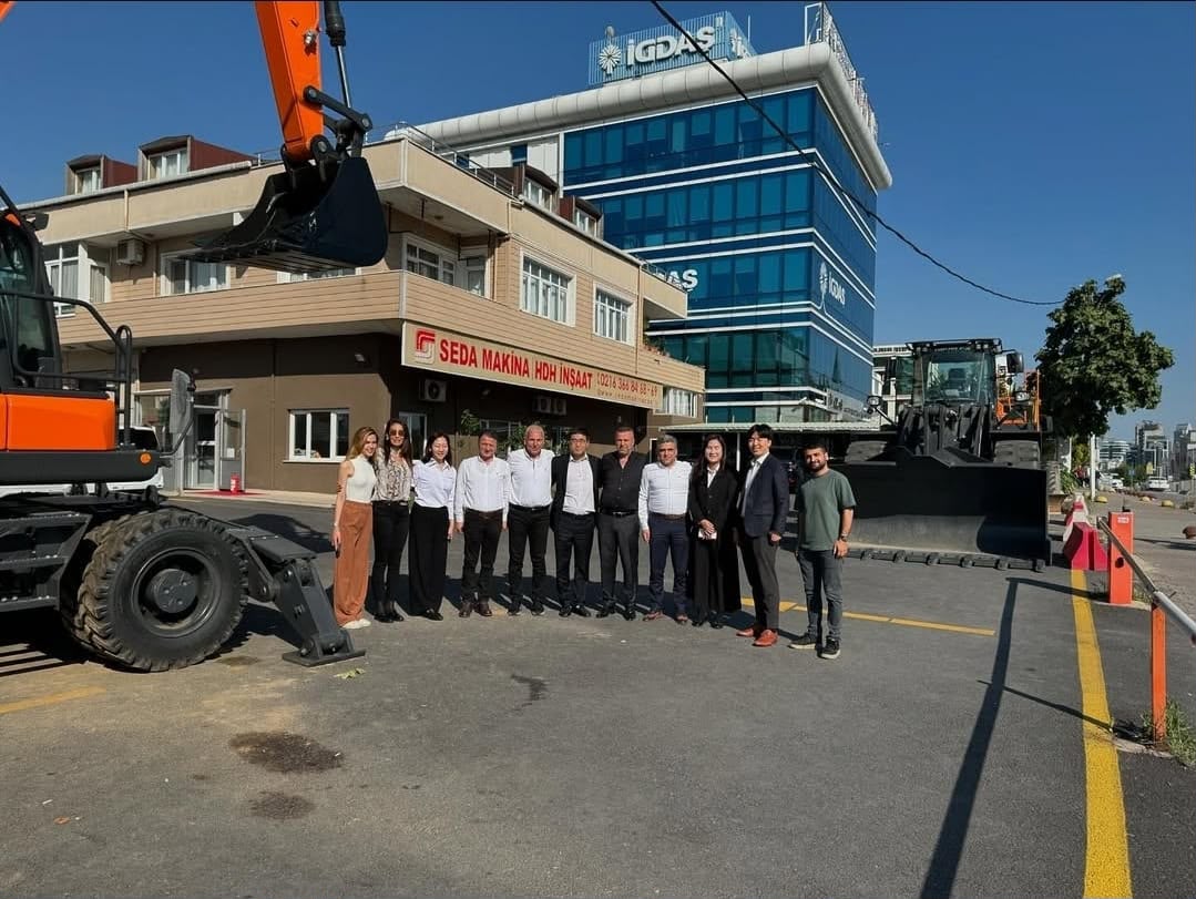 Visitors outside SEDA Makina premises